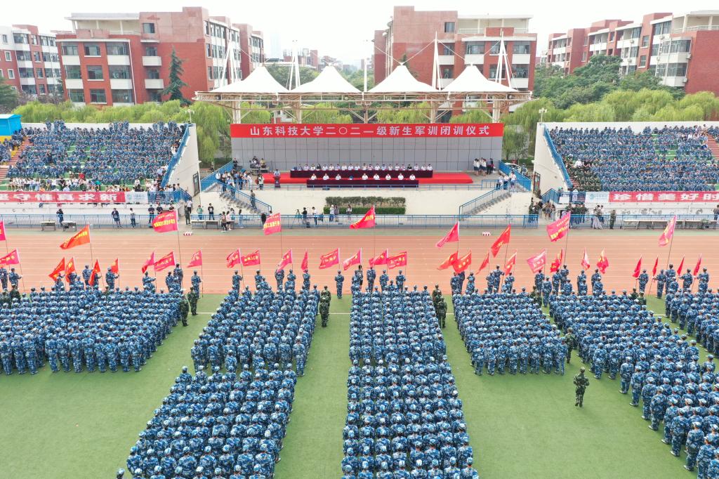 学校举行2021级新生军训闭训仪式