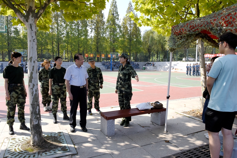 罗公利深入军训场地慰问军训师生