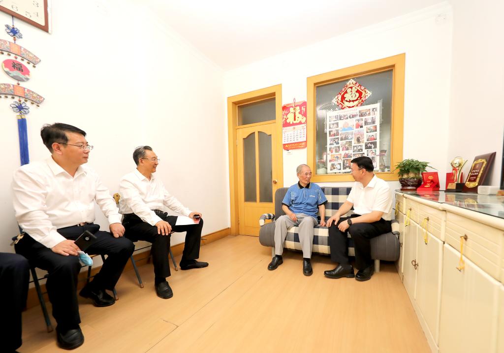 泰安市委副书记、市长张涛教师节前夕到泰安校区走访慰问