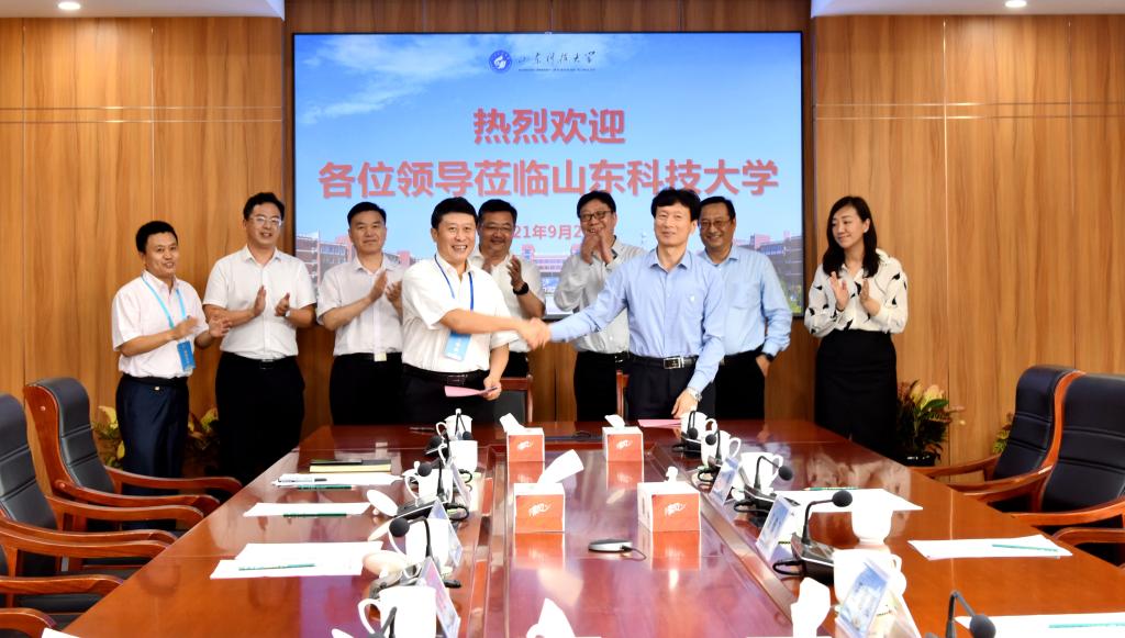 学校与山东黄金集团签署战略合作协议