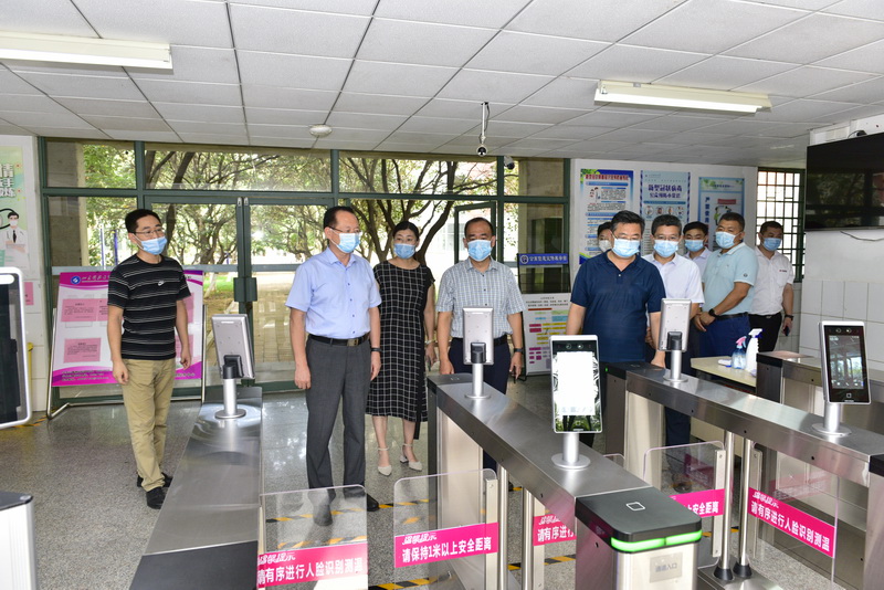 罗公利带队检查新学期开学准备工作