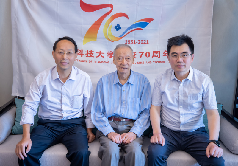沈光寒参加校友会校庆旗传递活动