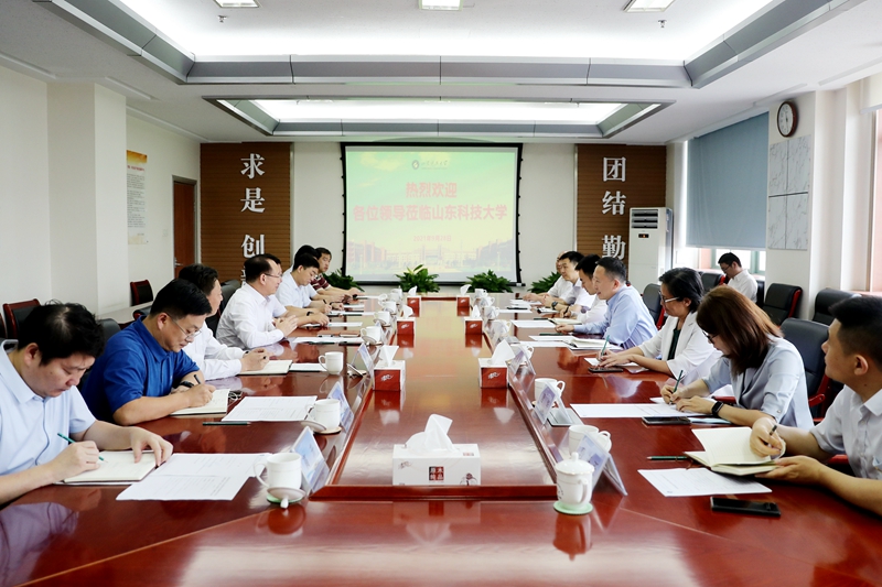 学校与中国（山东）自由贸易试验区青岛片区管理委员会签署战略合作协议