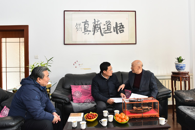 西海岸新区领导来校看望慰问宋振骐院士